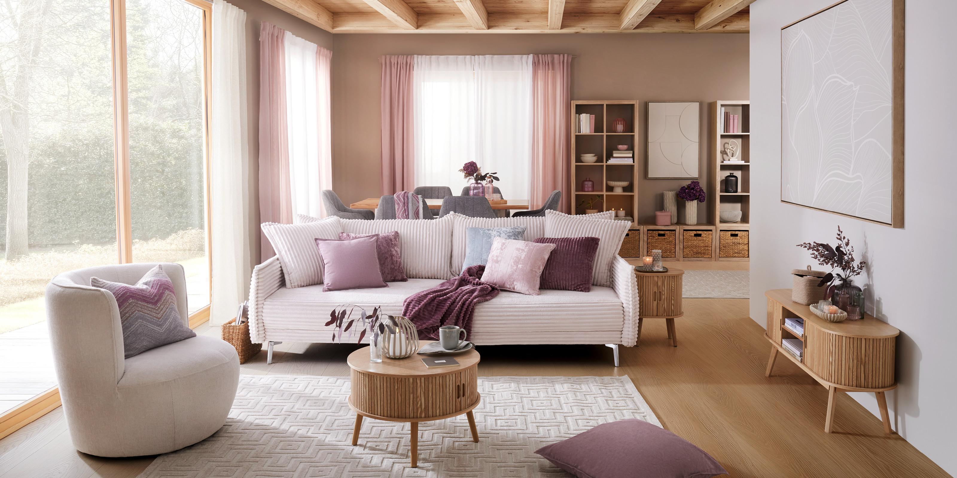 Útulná obývačka v štýle Cozy Autumn. Ružové akcenty s béžovým nábytkom.