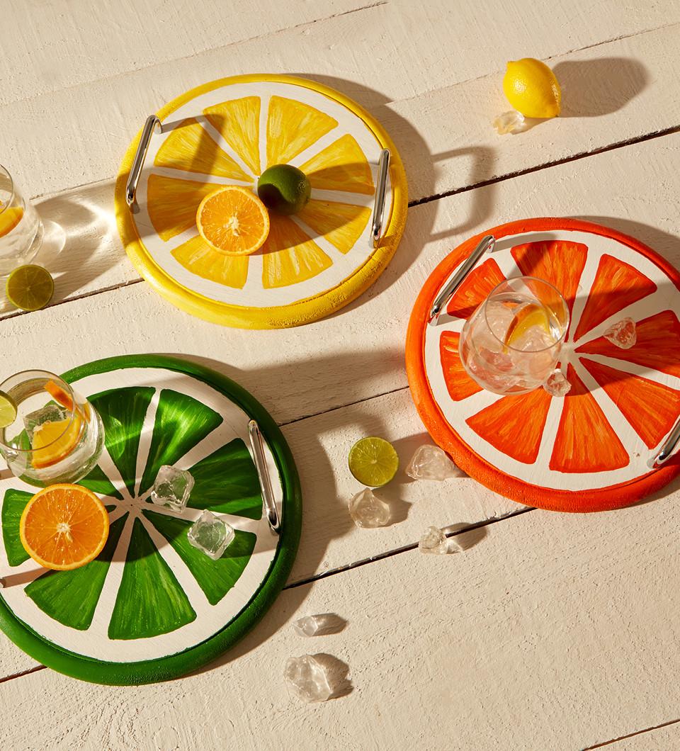 DIY podnosy na letní drinky s barevným vzorem citrusů