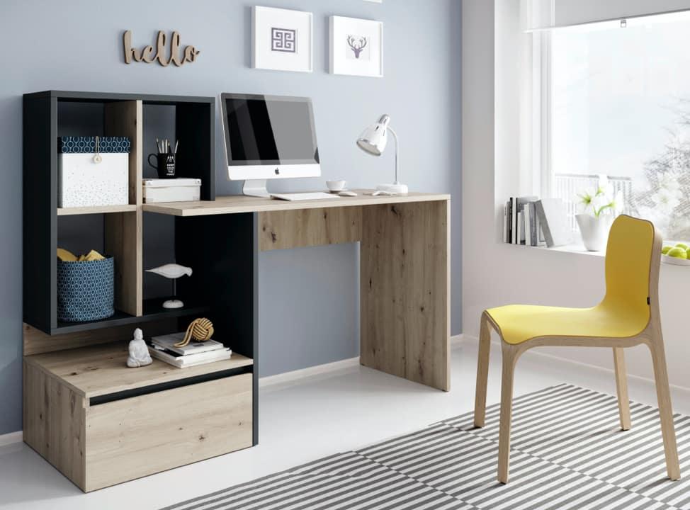 Schreibtisch mit Bürostuhl in hellem Zimmer
