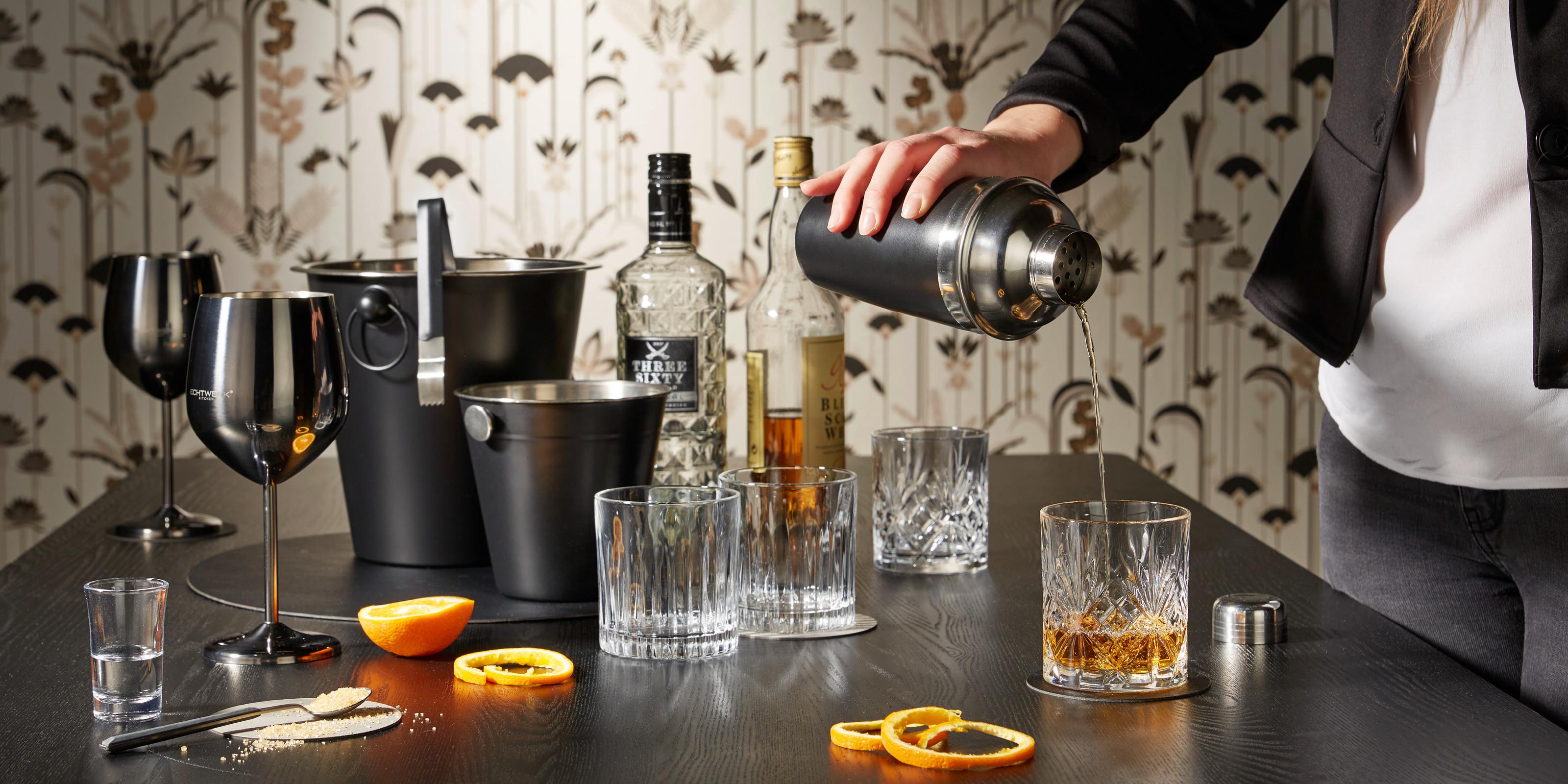 štýlové poháre na drinky a koktejlová sada