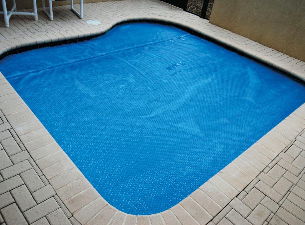 Mit Plane abgedeckter Pool