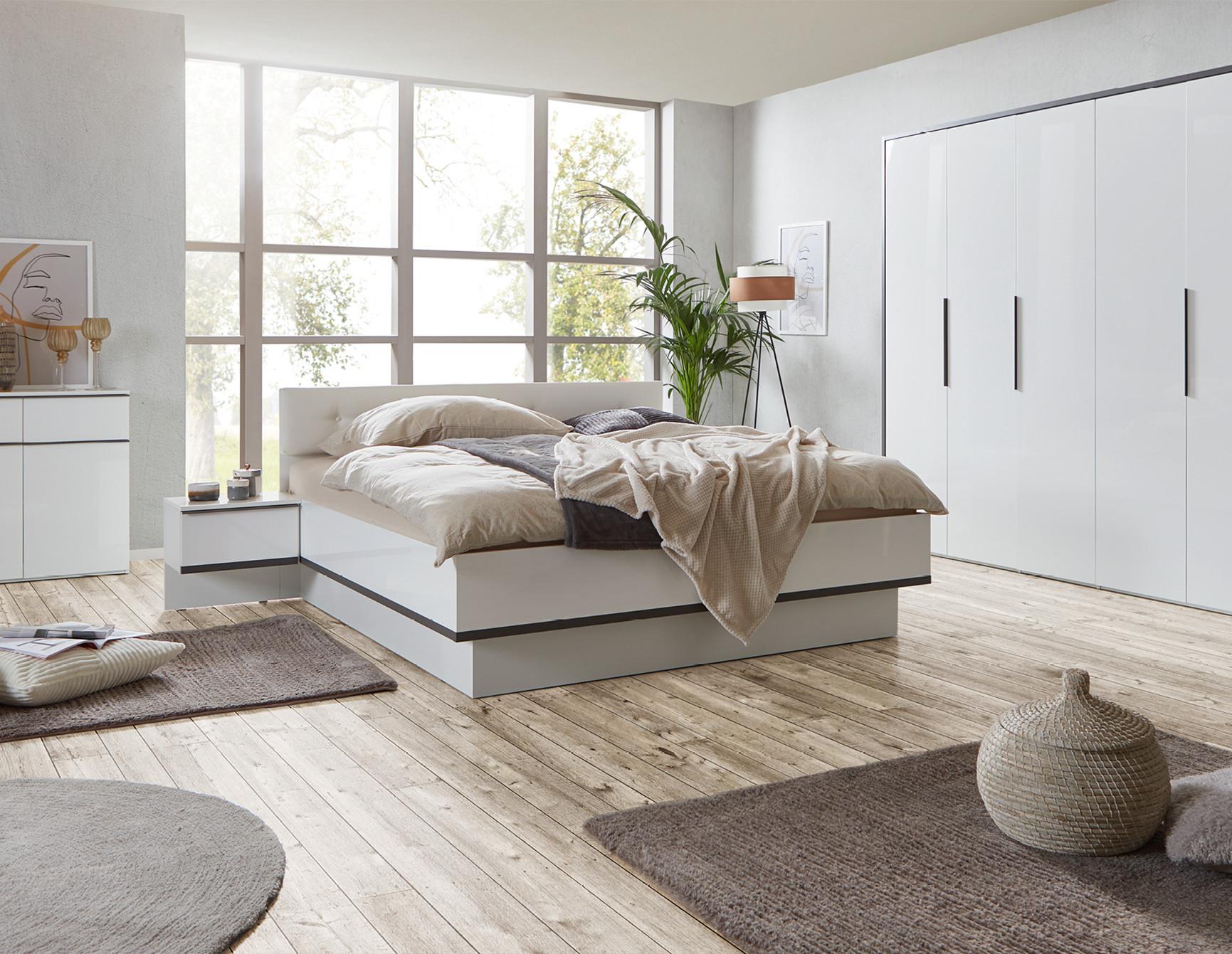 Voll möbiliertes Schlafzimmer