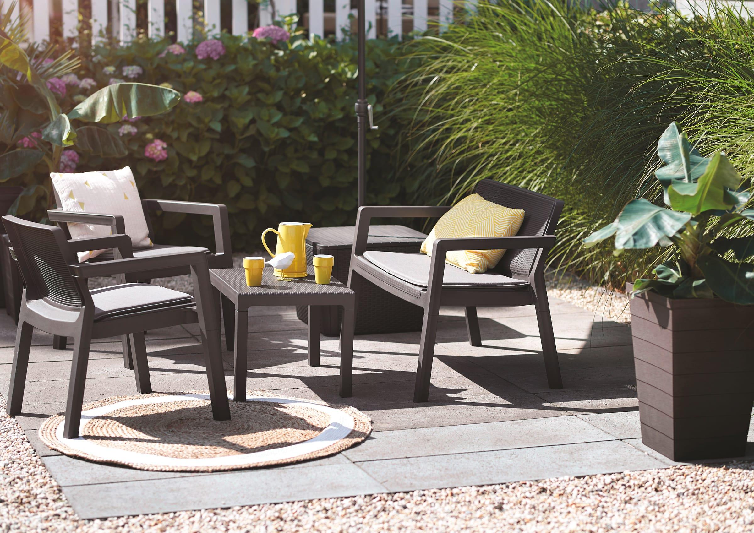 Sitzgruppe mit Tisch in Garten