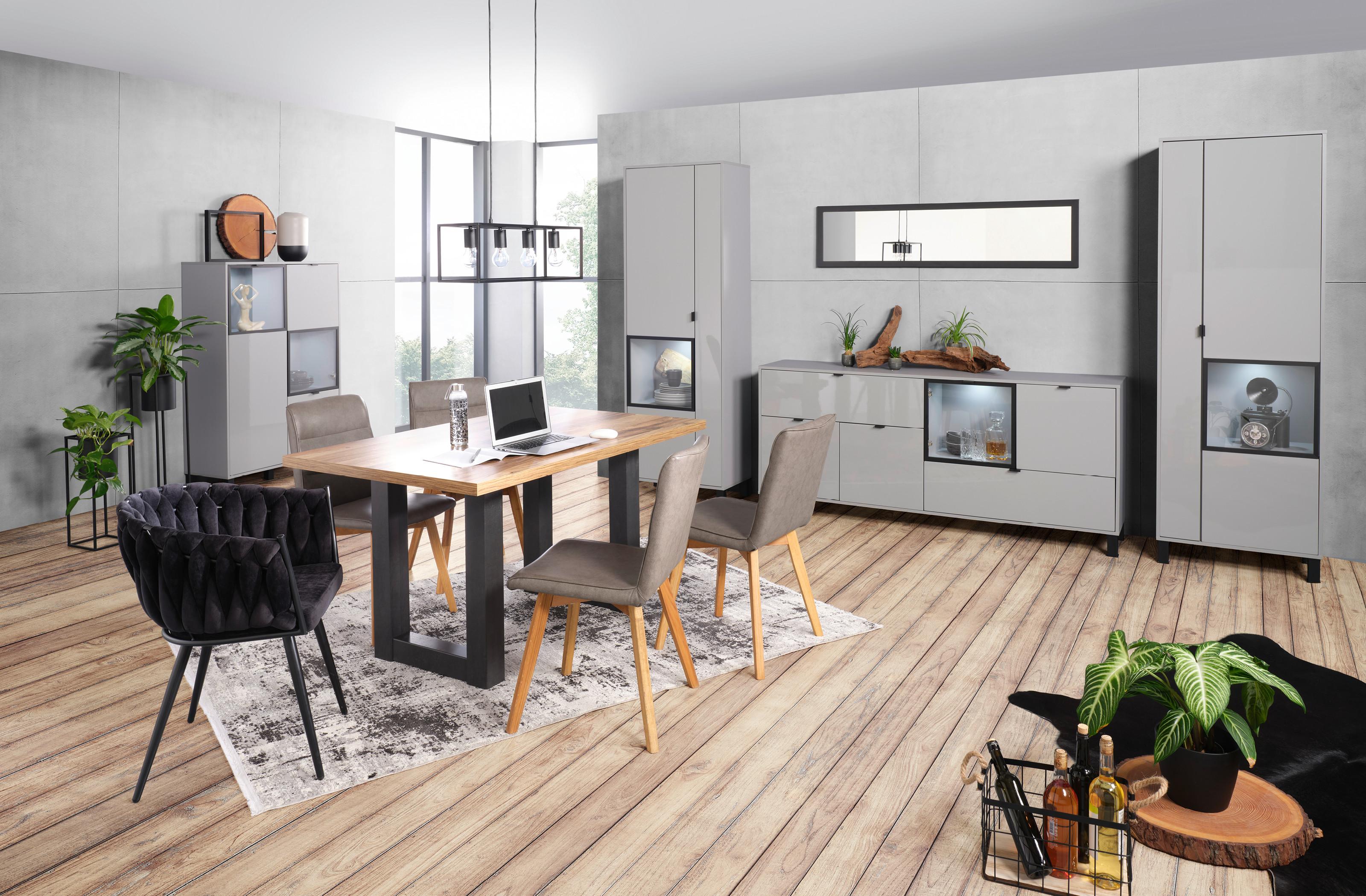 štýlové komody do kuchyne, vysoká a široká komoda