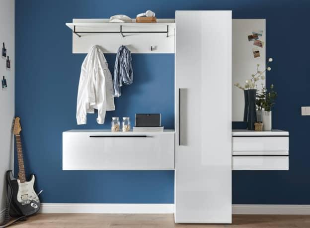 Garderobe vor blauer Wand