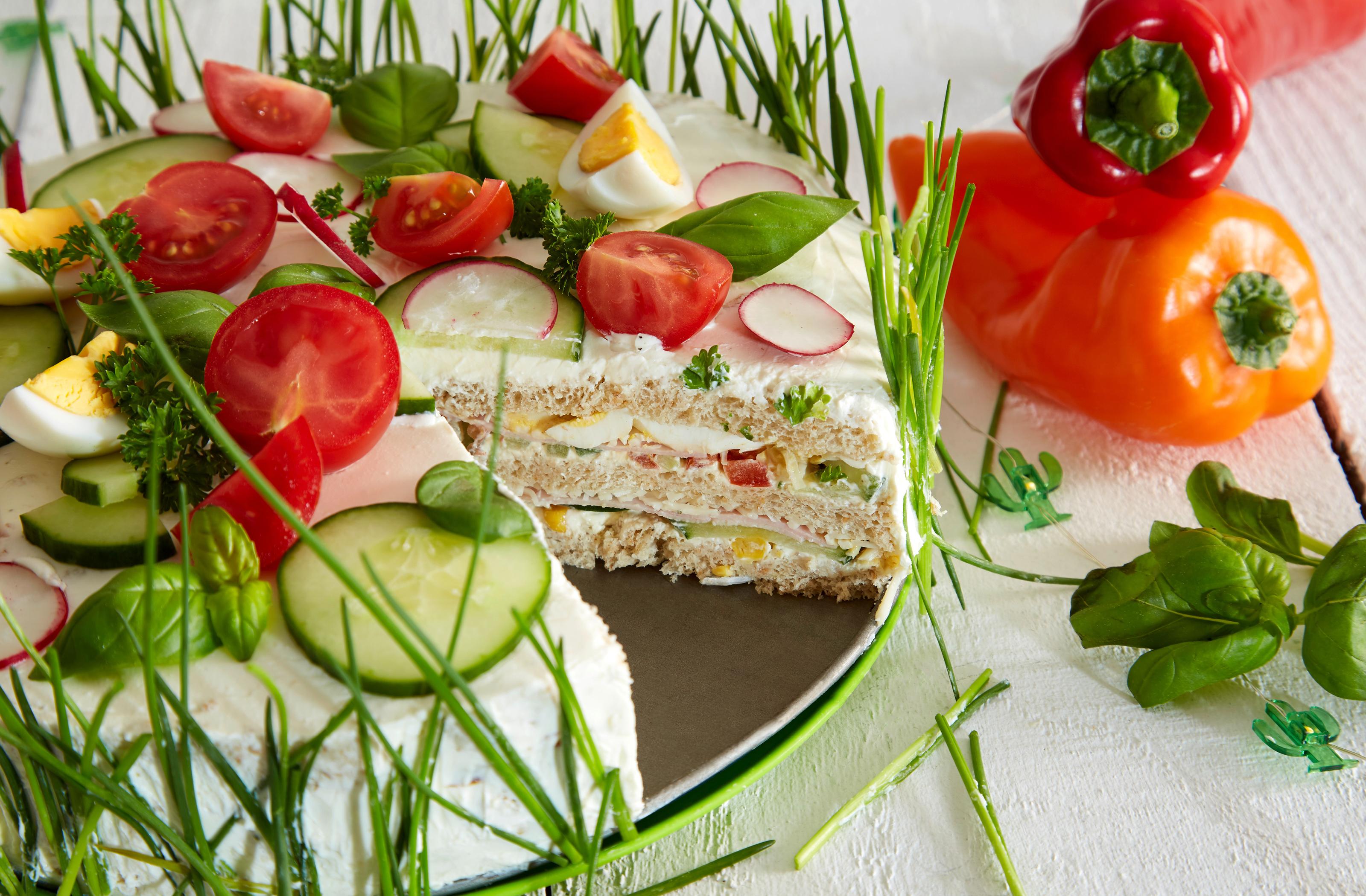 chutná svieža torta z toastového chleba, šunky, syra a zeleniny