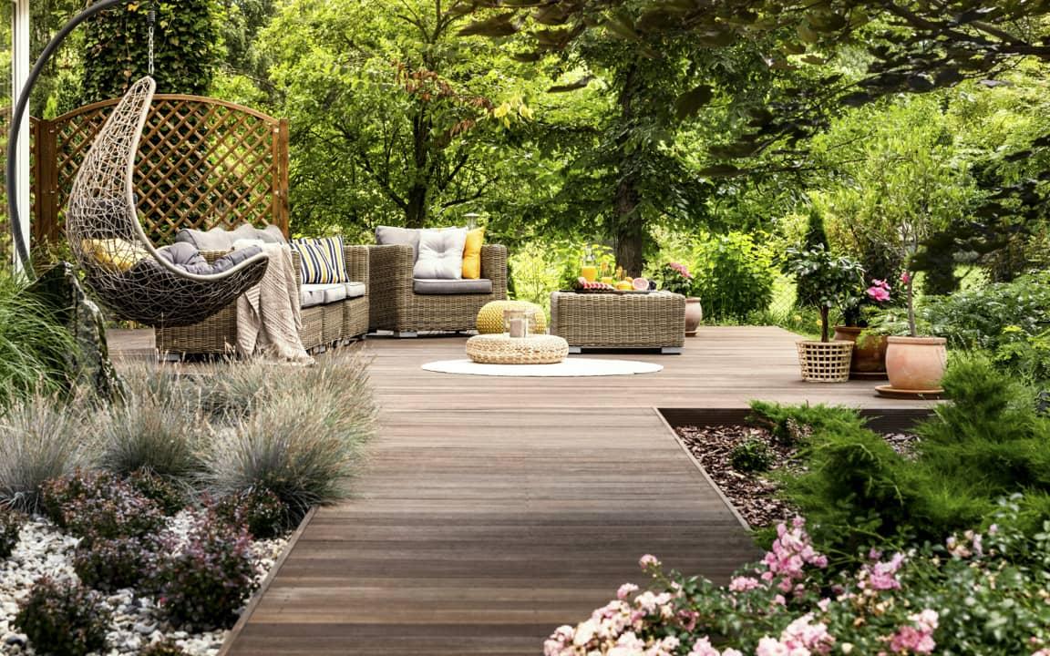 Ein Weg aus Holz zwischen Pflanzen