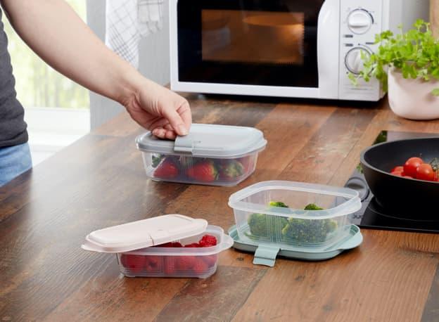 Erdbeeren, himbeeren und Brokkoli in Aufbewahrungsboxen