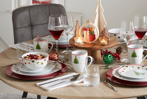 Gedeckter, weihnachtlicher Tisch.