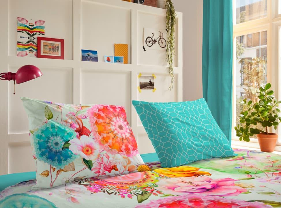 Decke und Polster mit bunten floralen Mustern