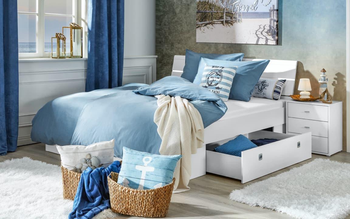 Zimmer in Blau- und Weisstönen
