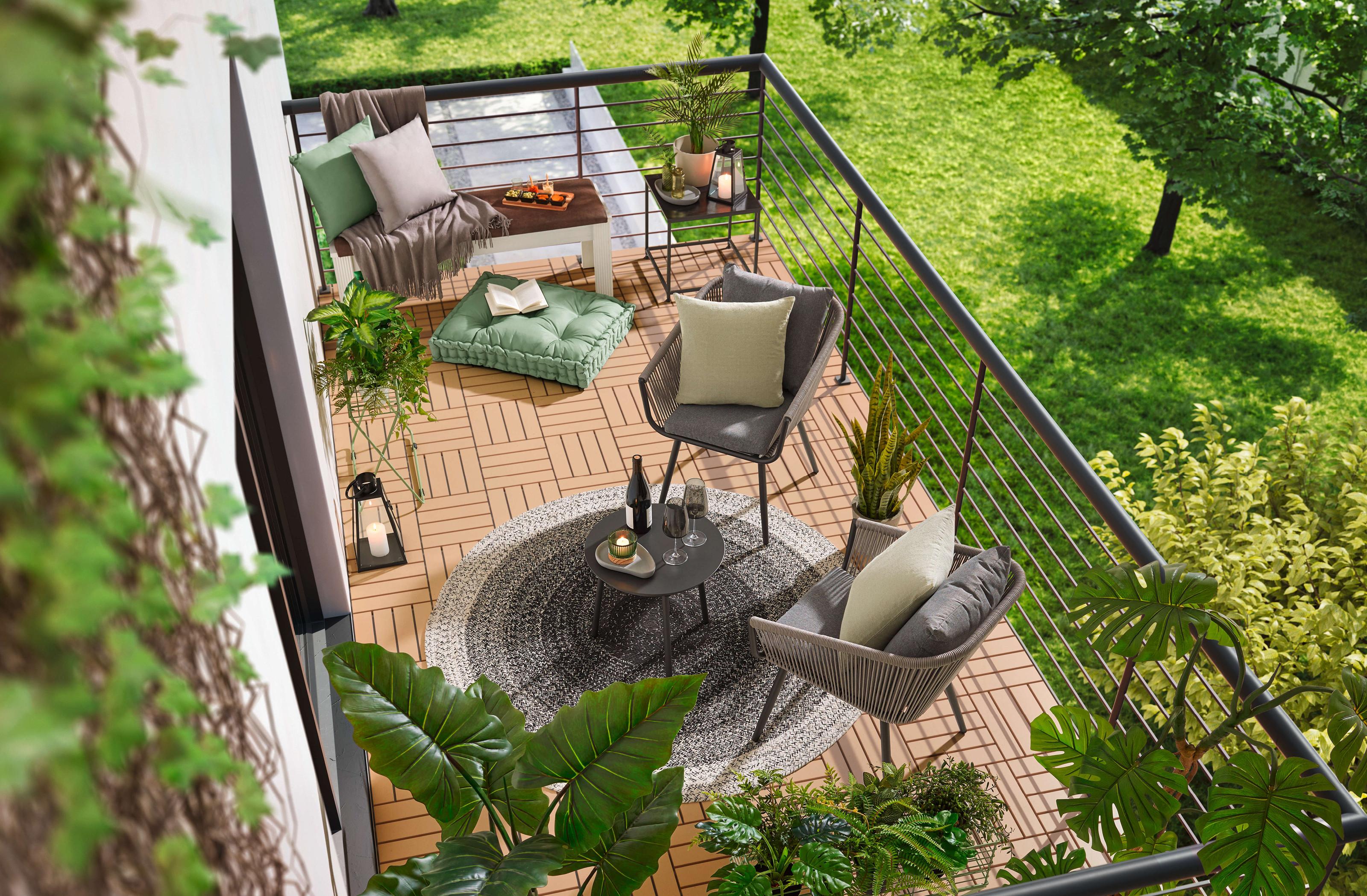 útulný balkon zařízený balkonovým nábytkem a doplňky