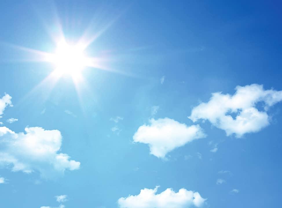 Blauer Himmel mit strahlender Sonne