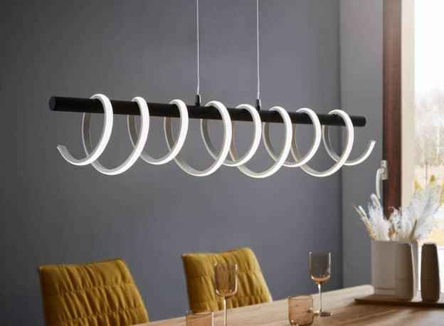 Exquisit geformte Leuchte über Tisch