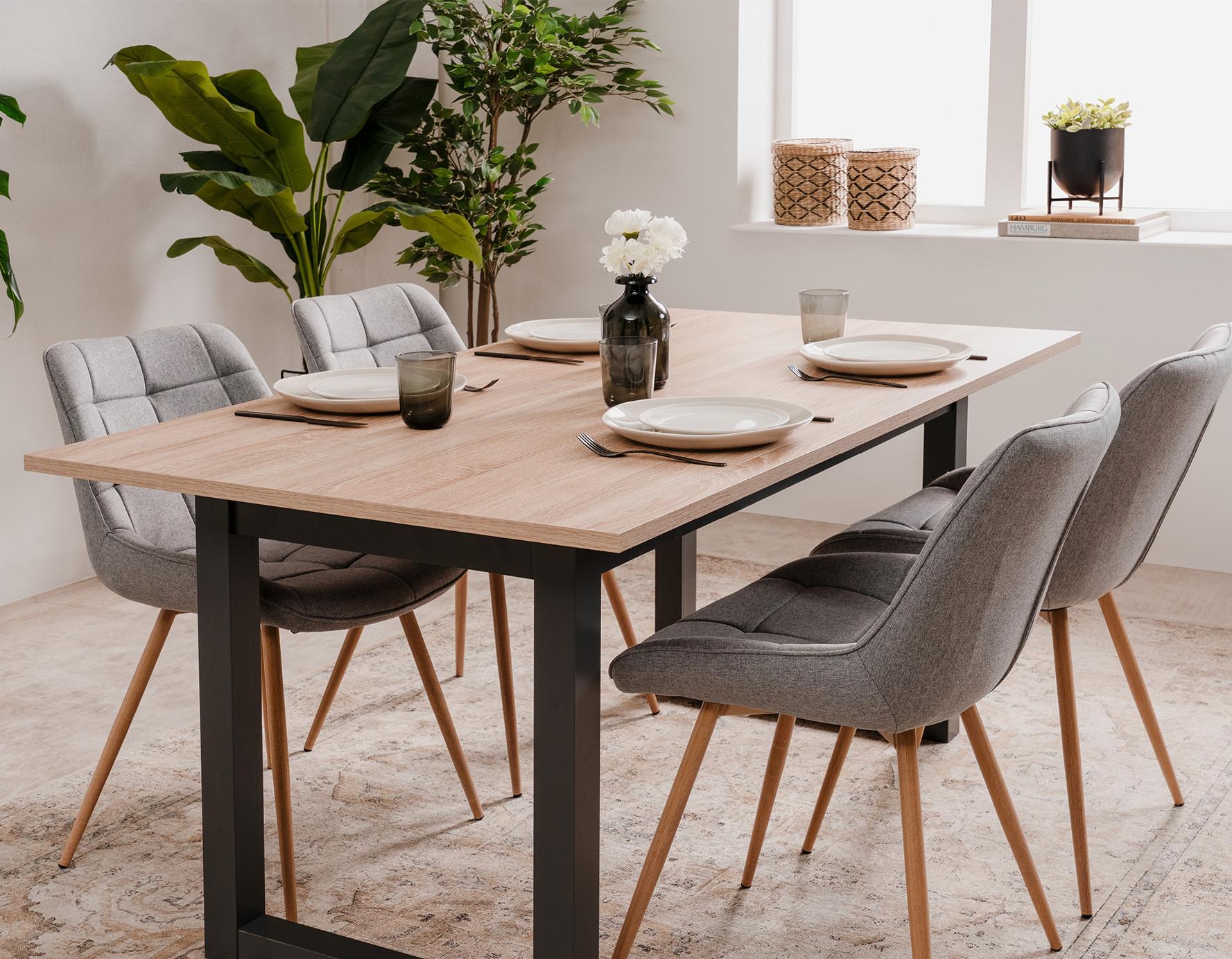 Helles Esszimmer mit Pflanzen