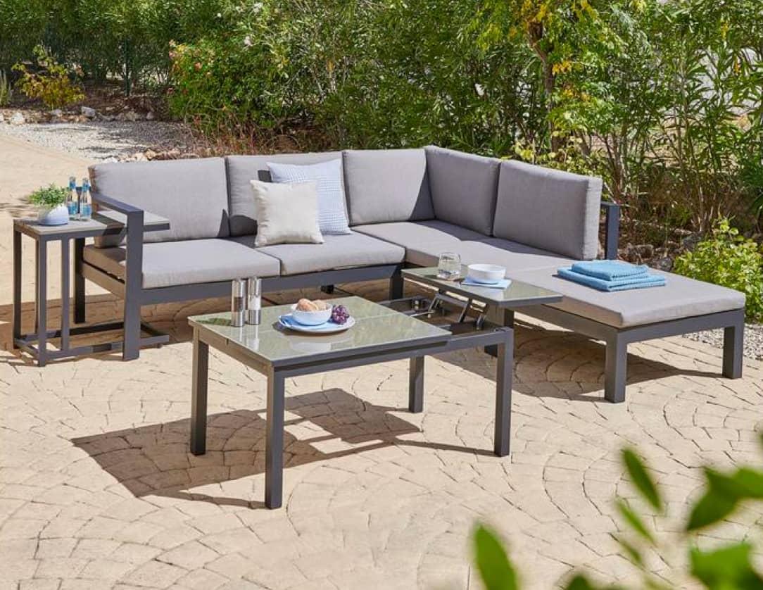 Sitzgruppe mit grauen Polstern im Garten