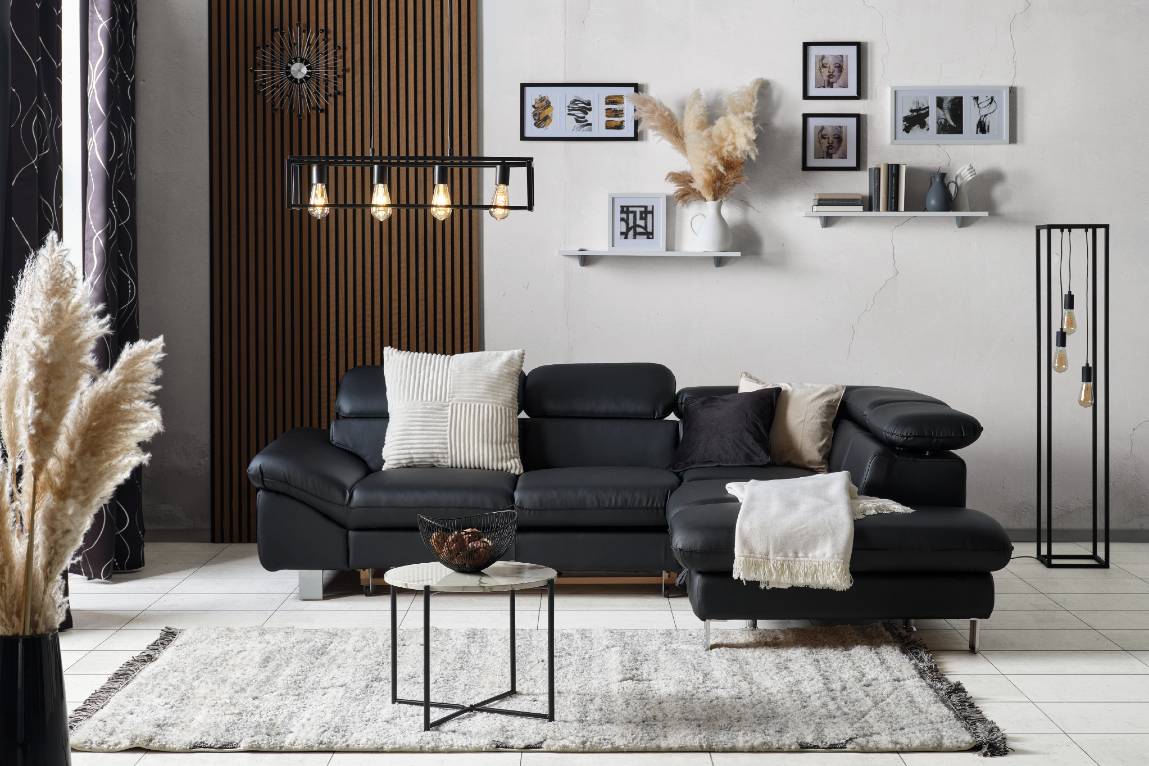 Schwarze Wohnlandschaft im hellen Raum