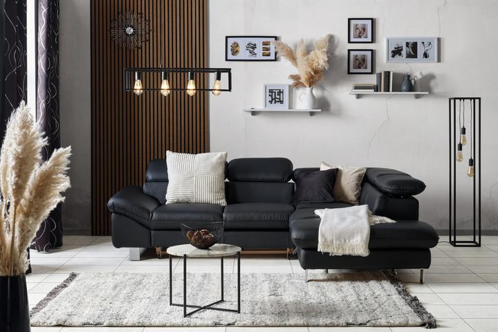 Schwarze Wohnlandschaft im hellen Raum