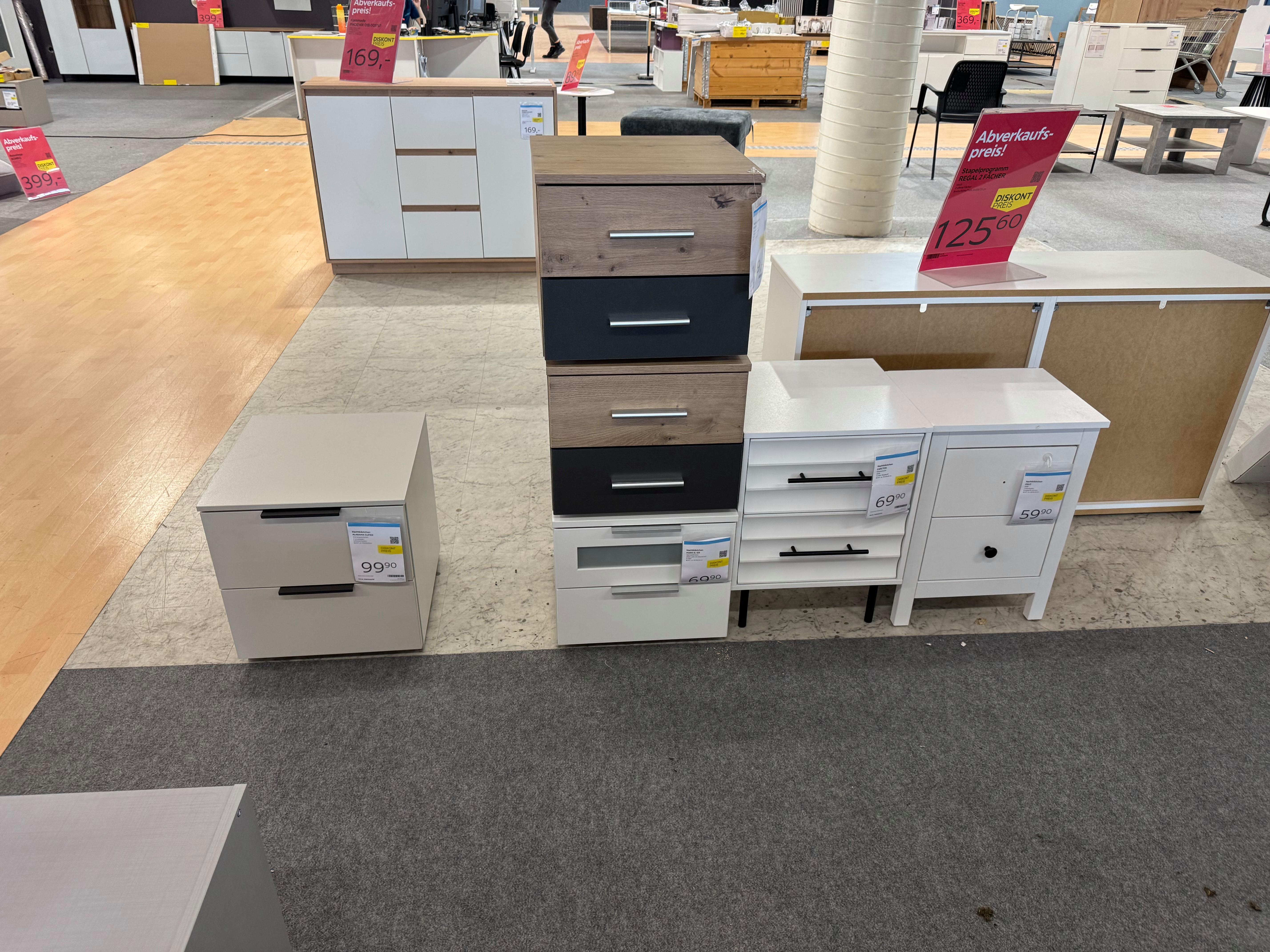 VERSCHIEDENE NACHTKÄSTCHEN