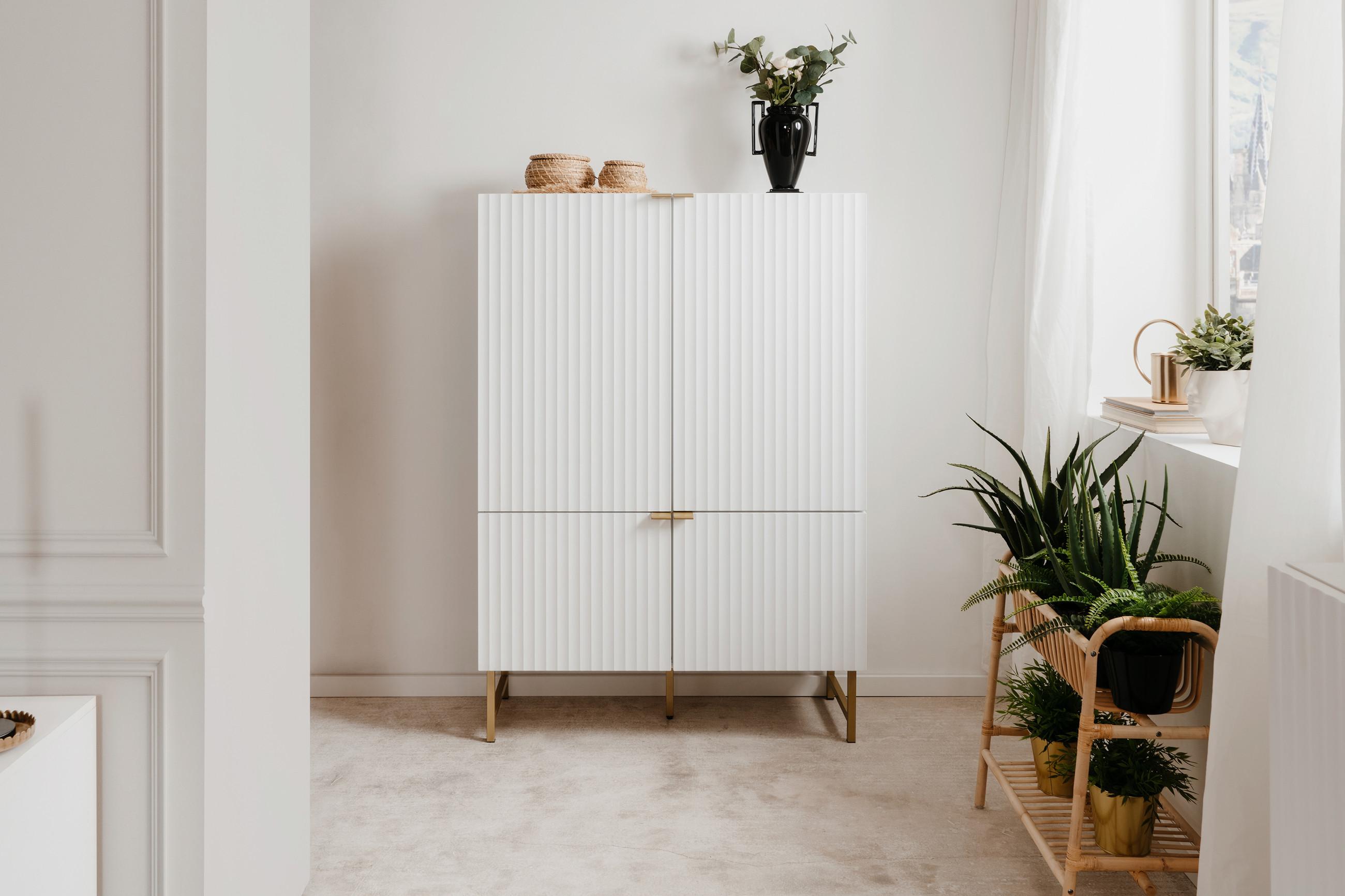 Weißes Highboard mit vier Türen
