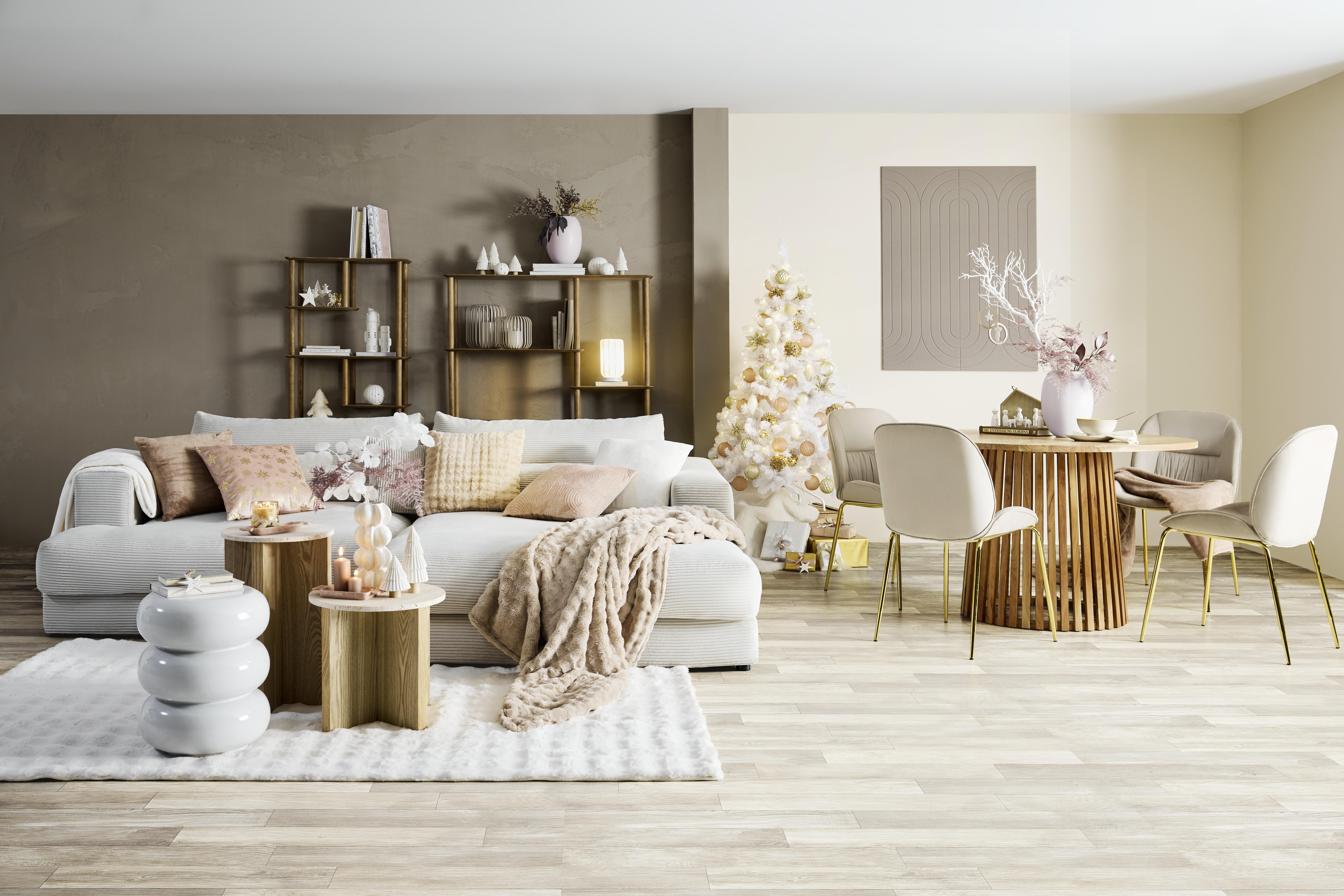 Obývačka s jedálenským stolom vyzdobená na vianoce do Soft elegance štýlu, s bielym vianočným stromčekom 