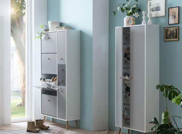 Garderobe in hellem Zimmer