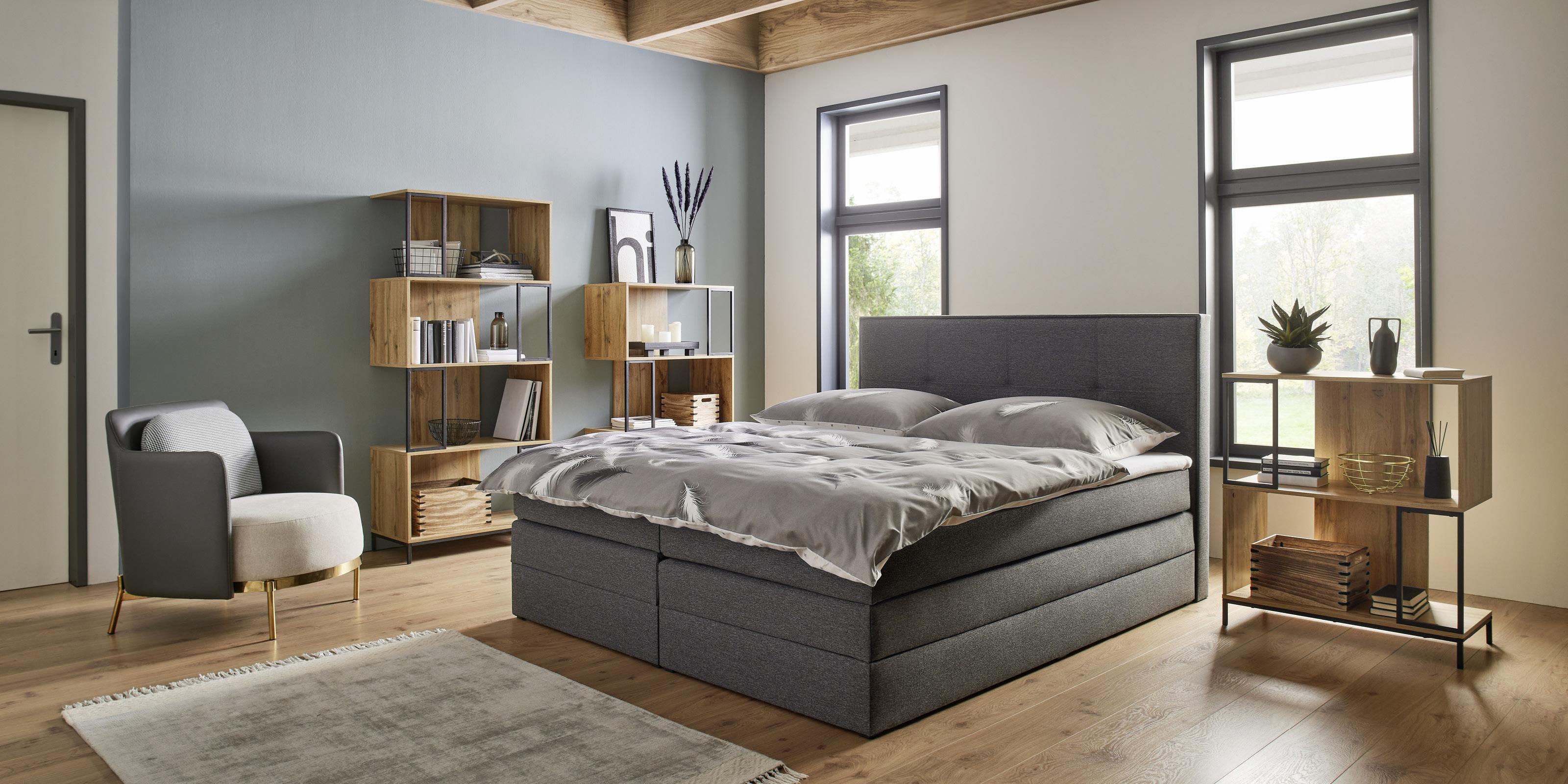 velká luxusní moderní ložnice se dřevem