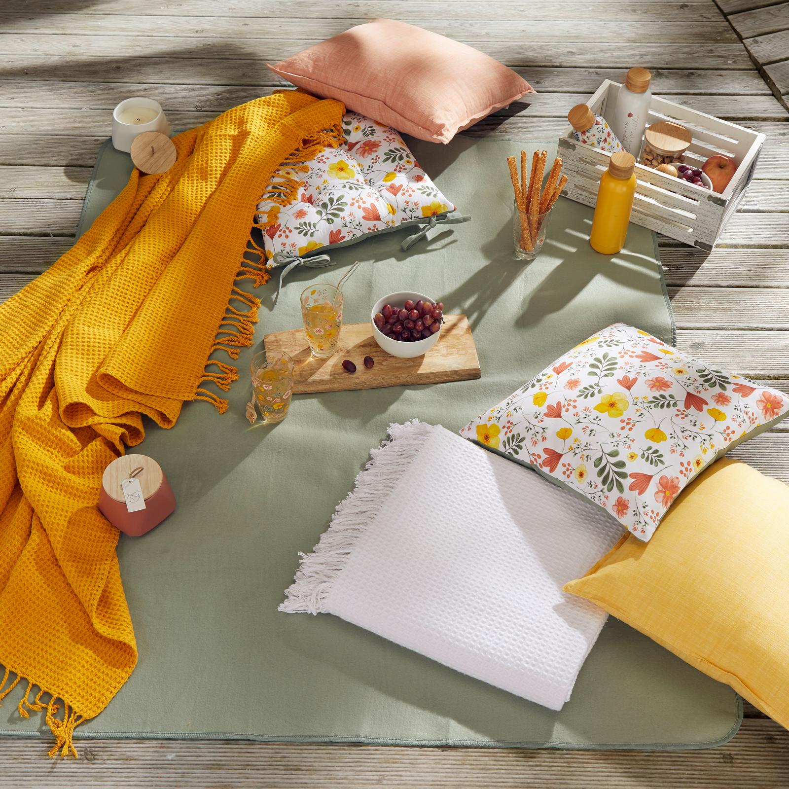 textil v jarných farbách, piknik