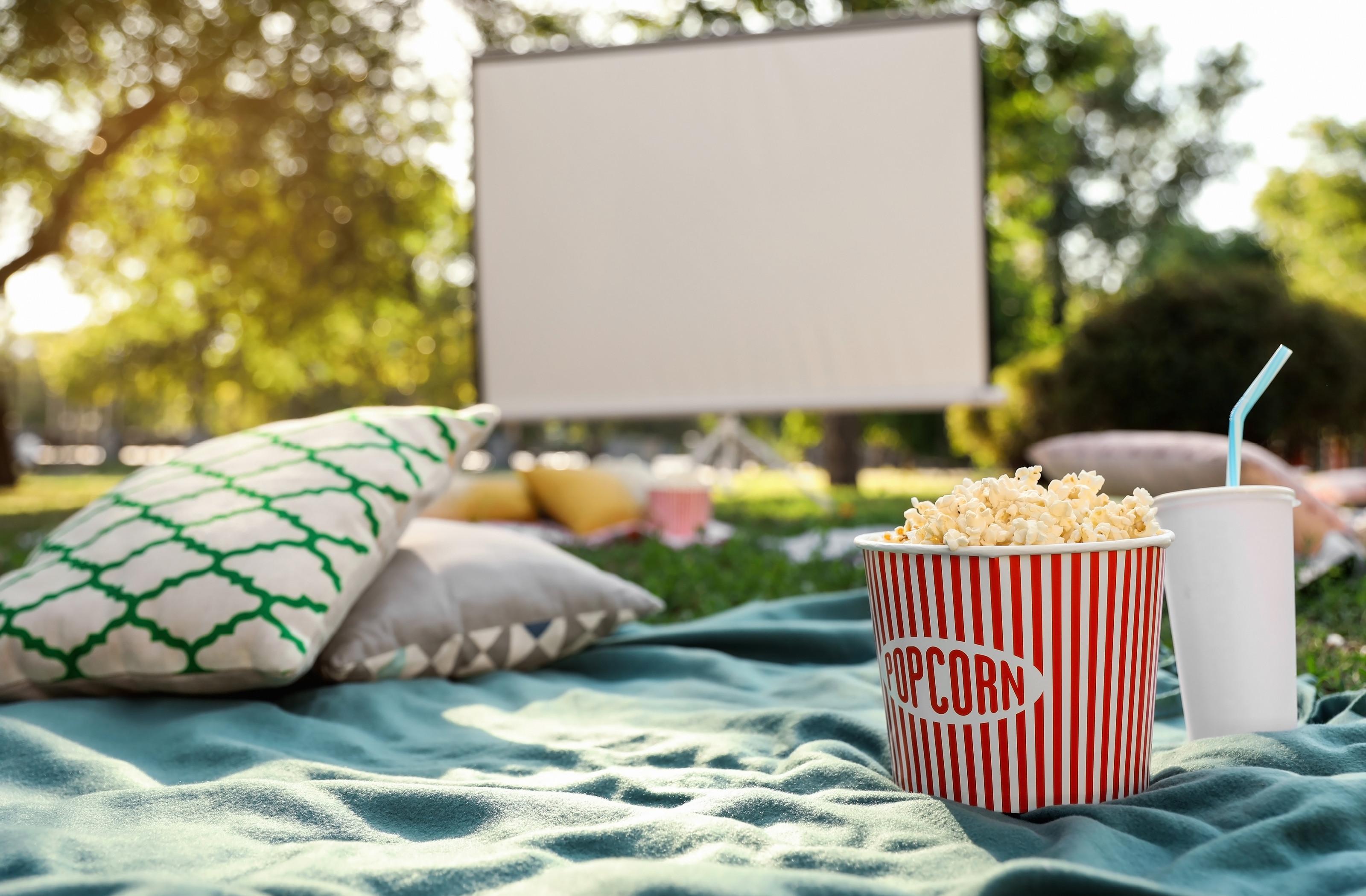 občerstvení, popcorn a nápoje ke sledování filmu v zahradě, letní kino