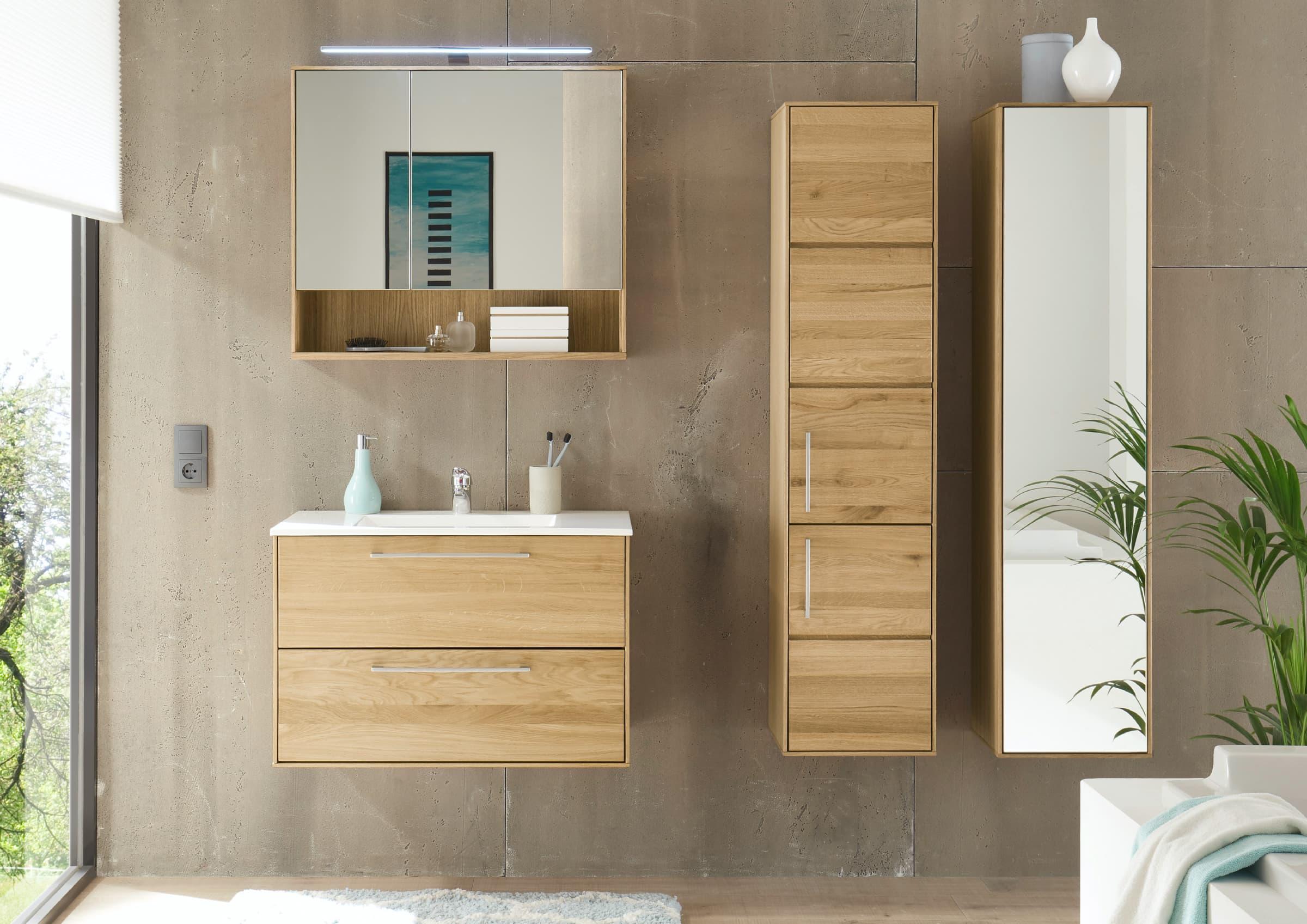 Badezimmermöbel aus hellem Holz