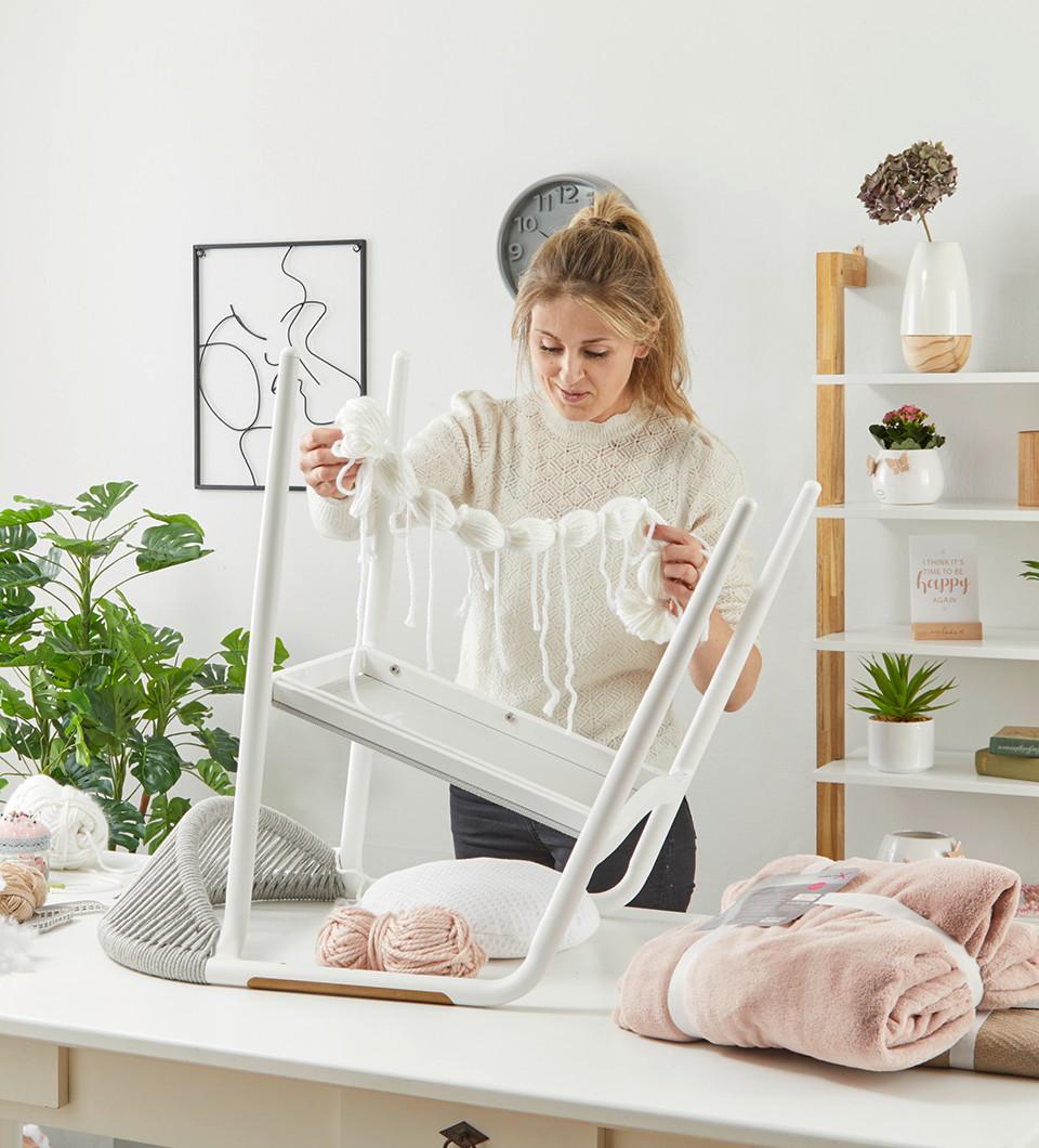 DIY vankúš s brmbolcami v boho štýle postup 6