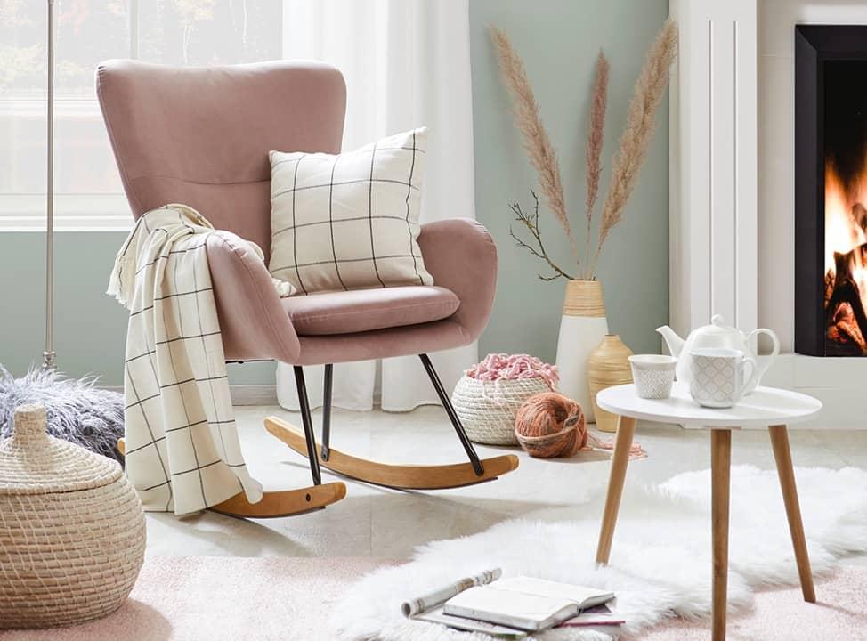 Zimmer mit Kamin und gemütlichem Schaukelstuhl