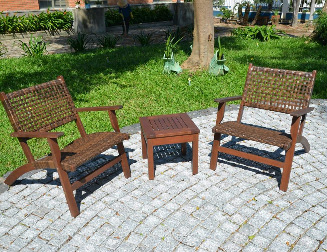 Holzmöbel auf Pflasterstein-Boden im Garten