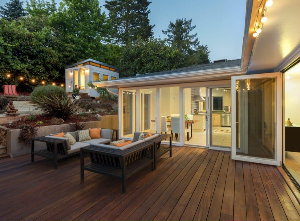 Terrasse beleuchtet durch Lichterketten