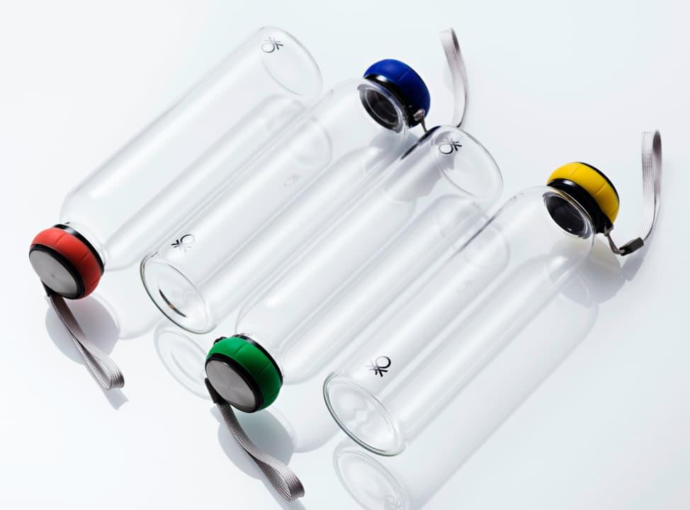 Glasflaschen mit bunten Deckeln