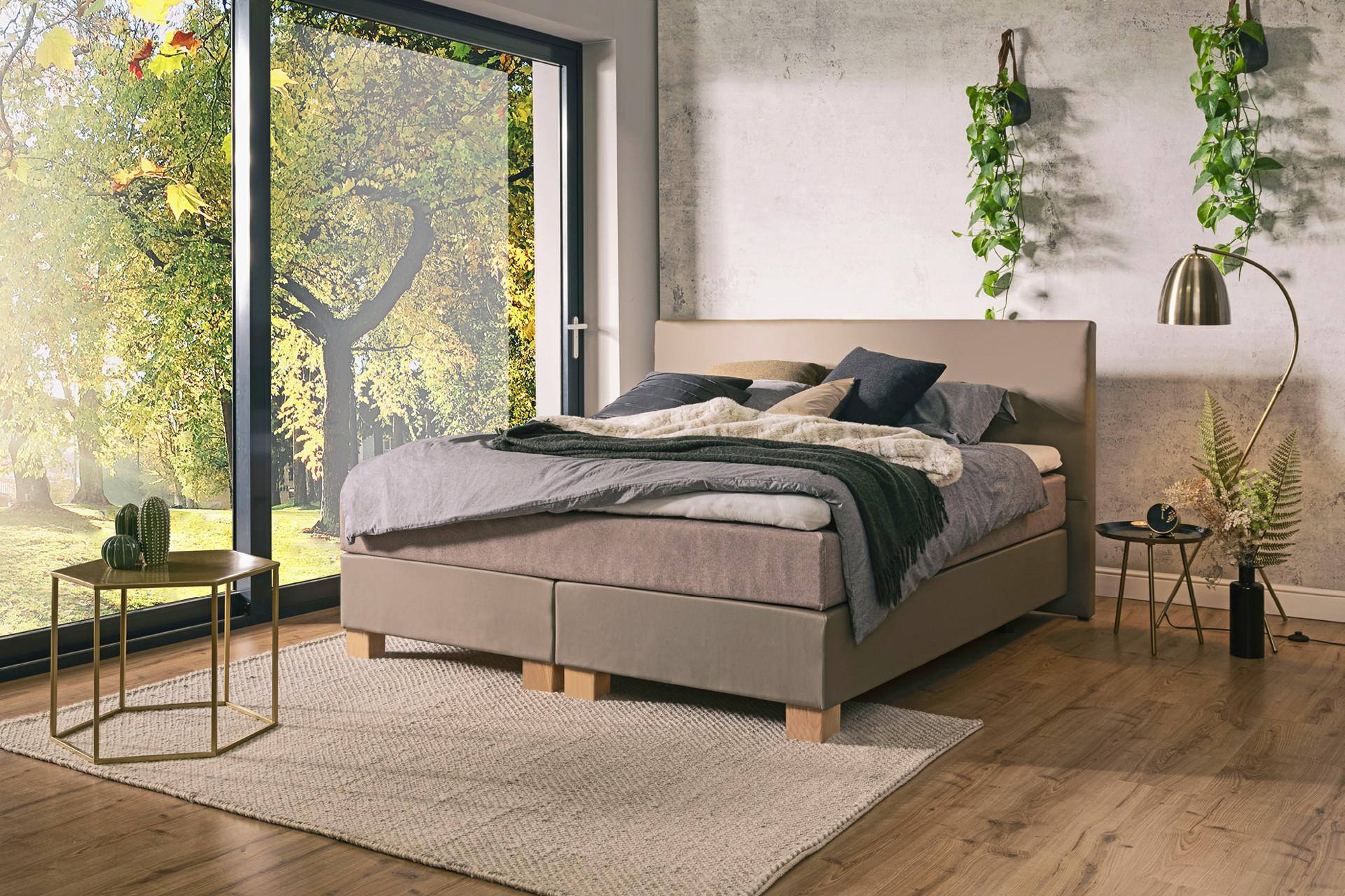 Boxspringbetten in Taupe im Schlafzimmer