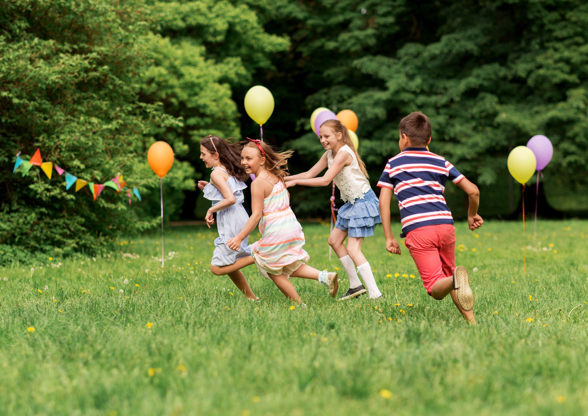 Kinder laufen auf Wiese