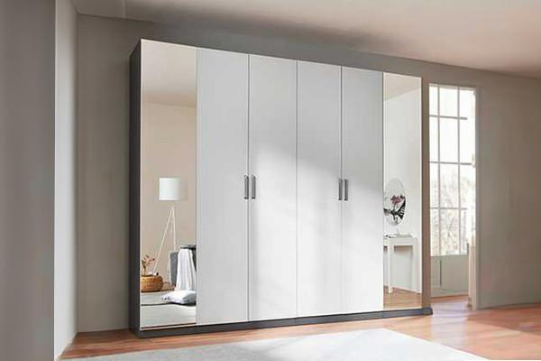 Drehtürenschrank mit Spiegel