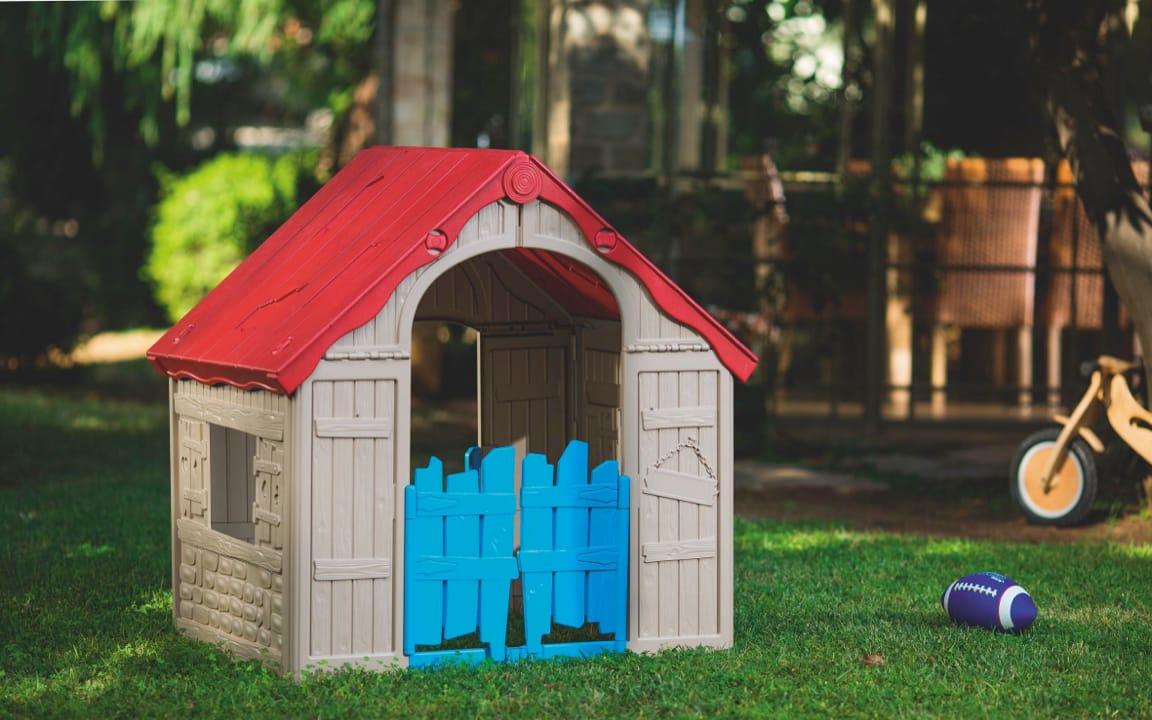 Spielzeughaus für Kinder im Garten