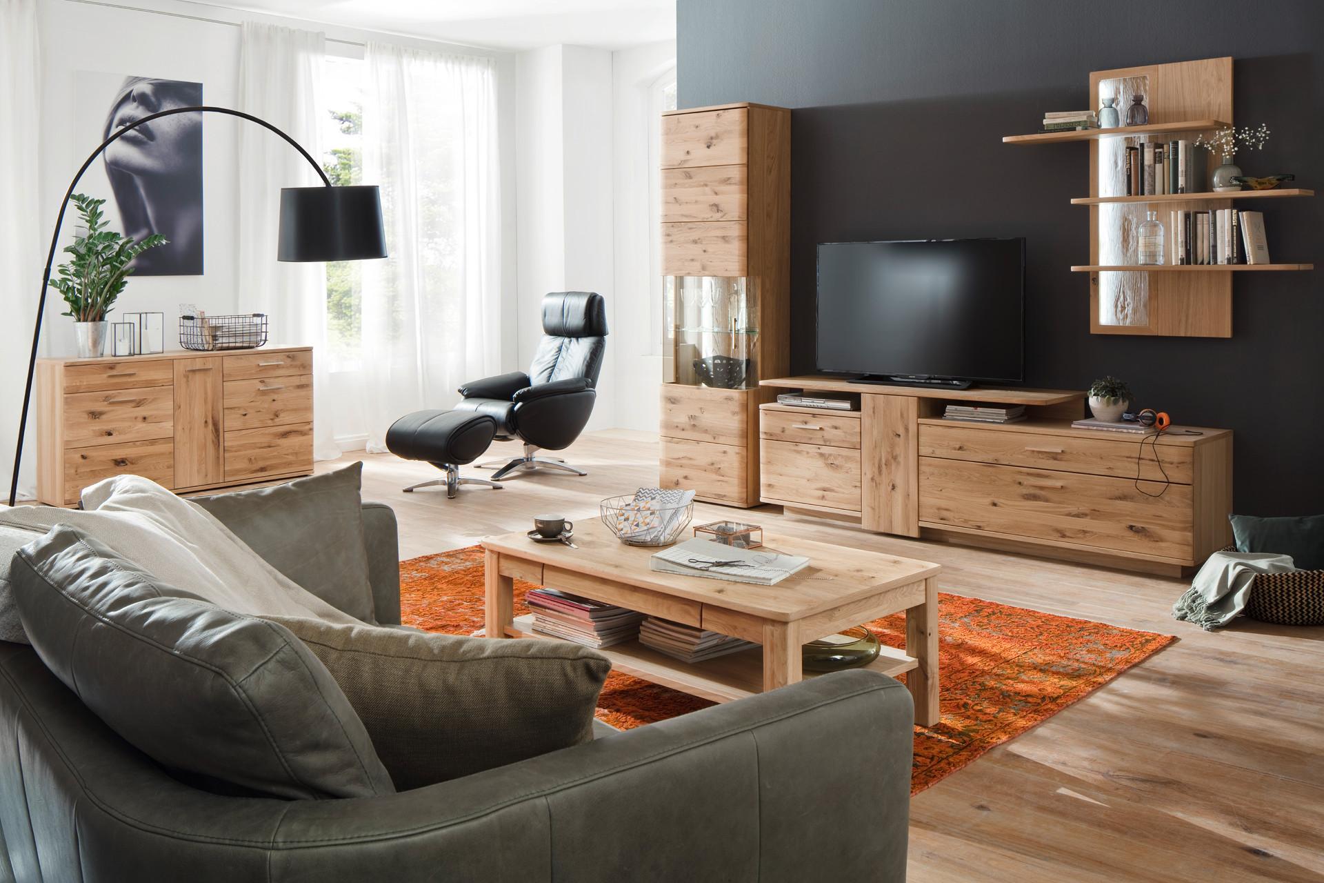Wohnkombination mit Couchtisch und Sideboard