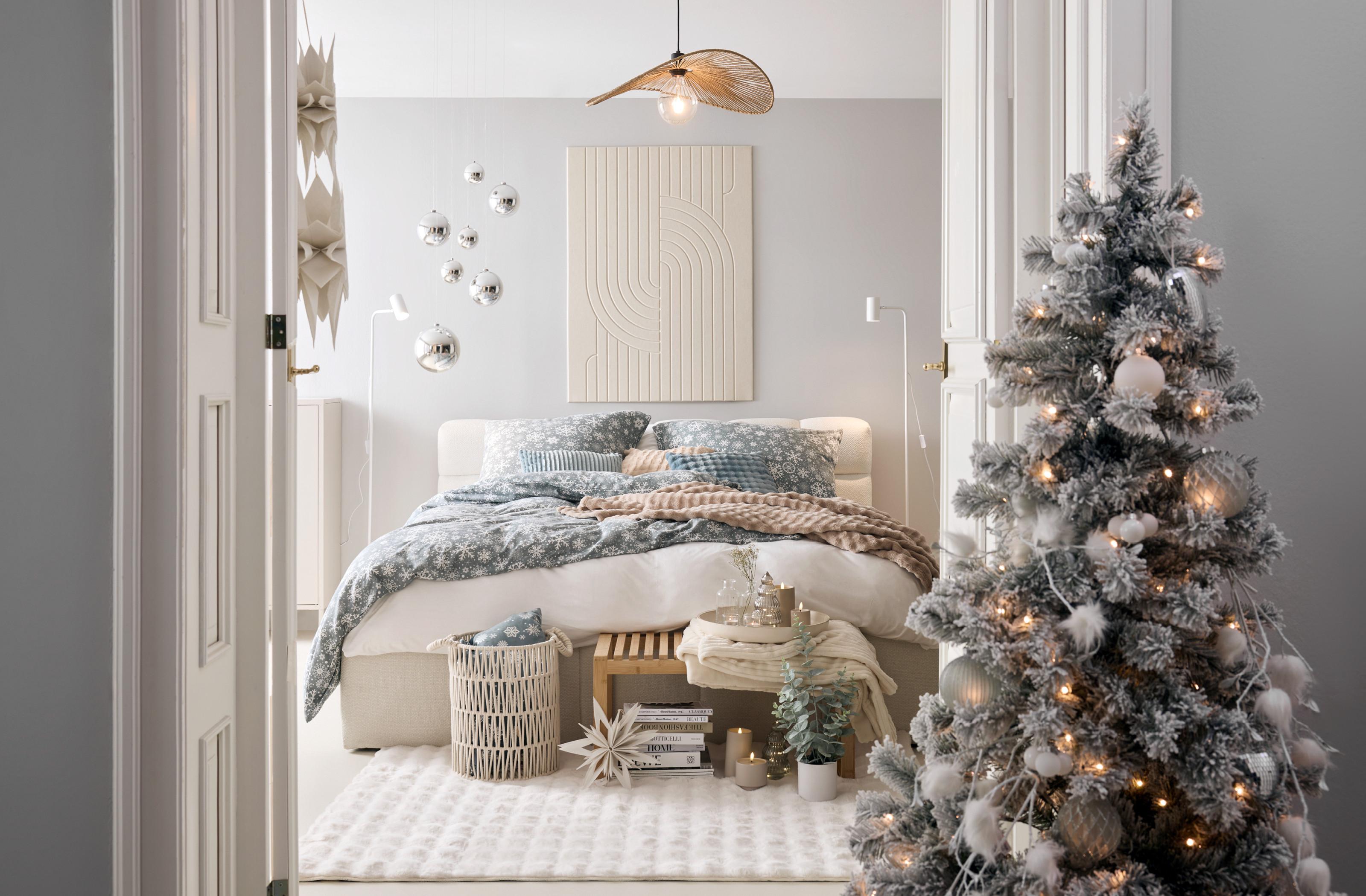 Objevte kouzlo zimní kolekce Frosty Winter, která přemění váš domov na útulné sváteční útočiště. Elegantní nábytek, jemné textilie a vánoční dekorace vytvoří dokonalou harmonii pro klidné zimní dny.