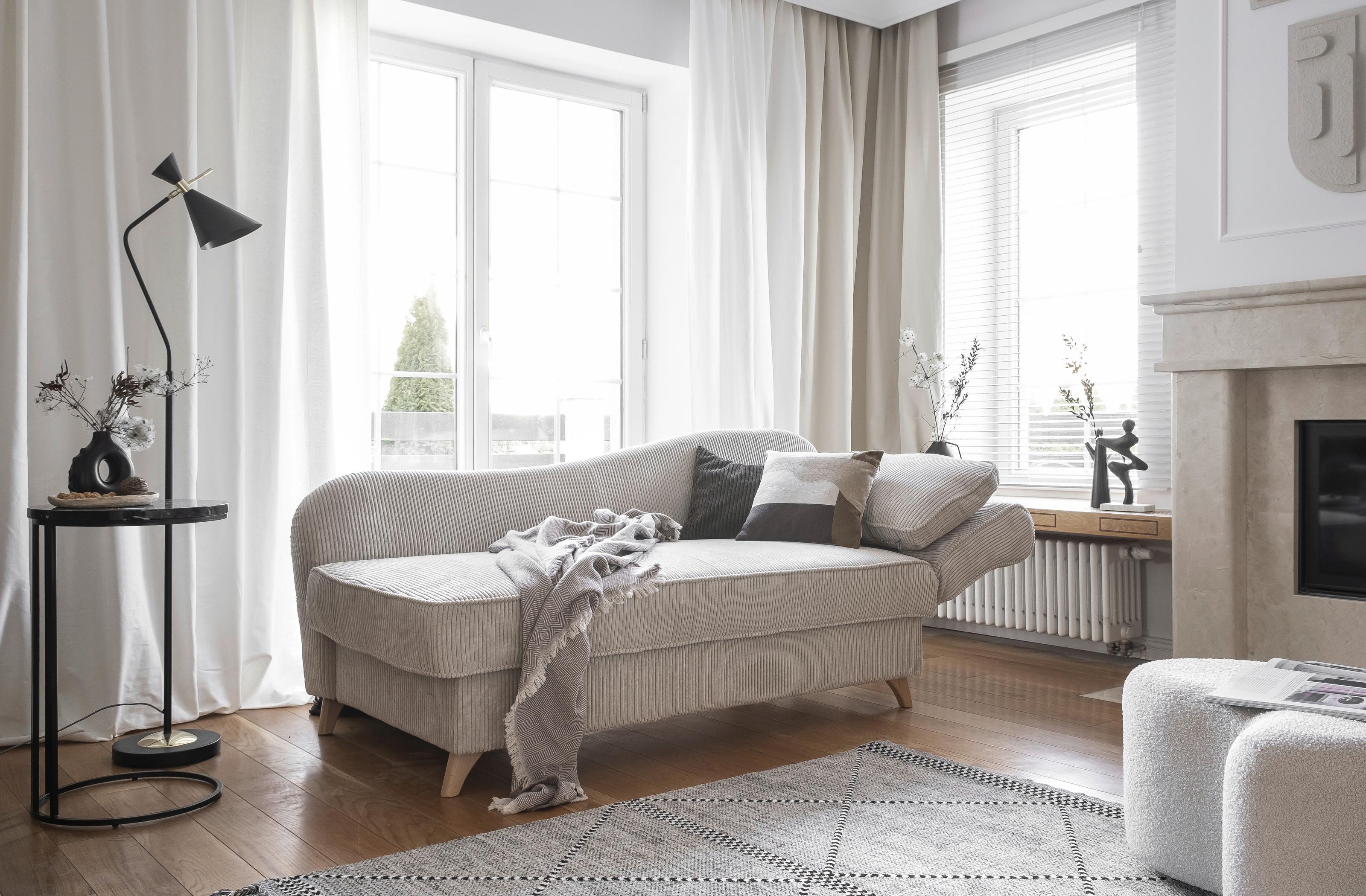 Elegantní a luxusní obývací pokoj s hnědým gaučem
