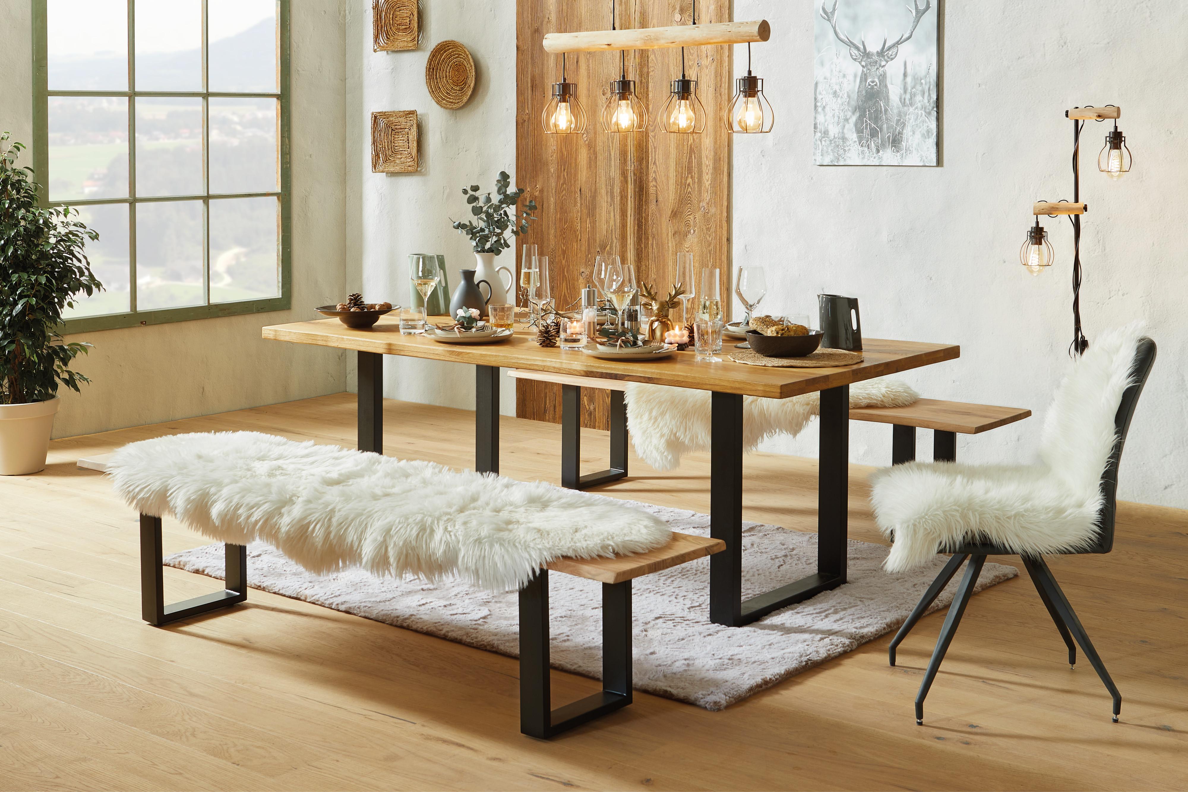 Gedeckter Tisch im rustikalen Ambiente.