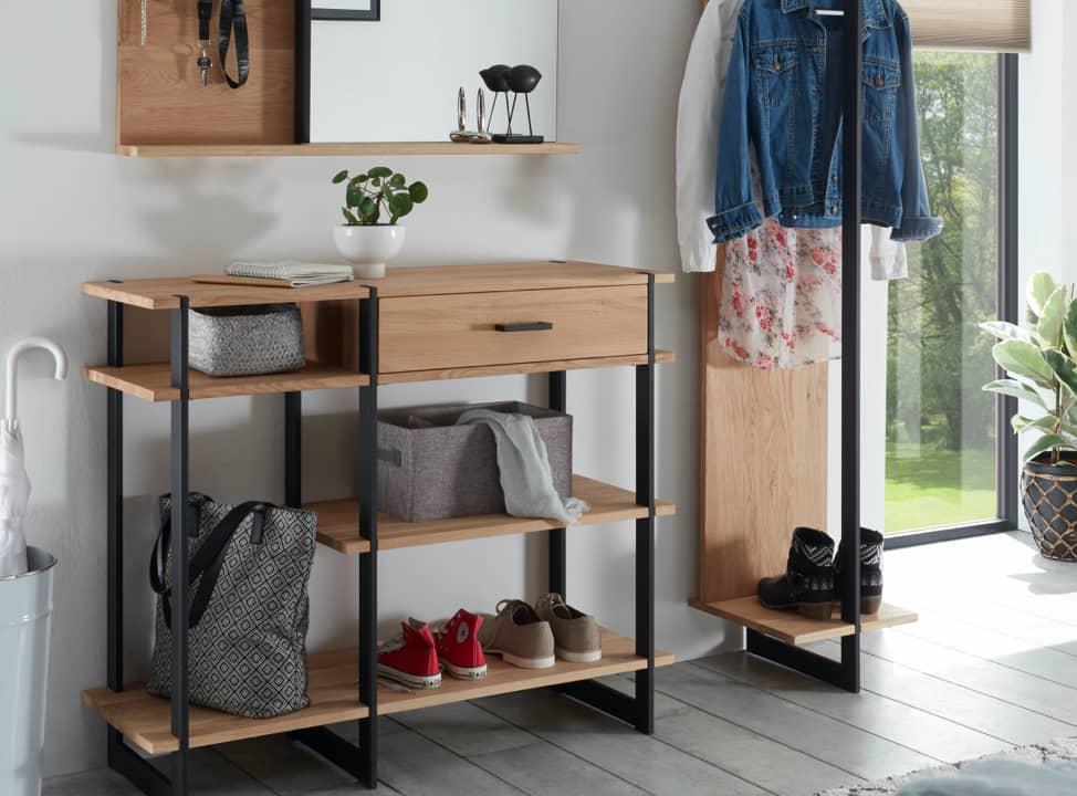 Garderobe mit Kleidung