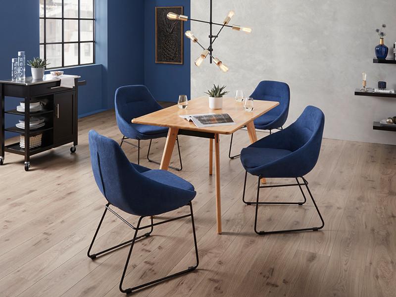 dřevěný jídelní stůl