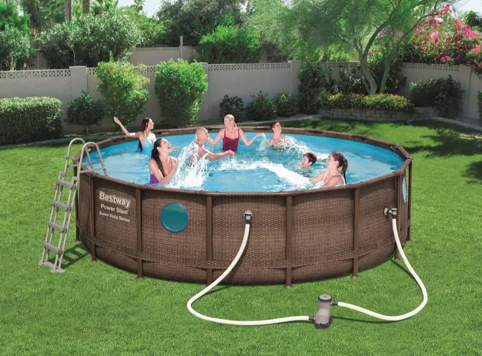 Runder Pool mit Gruppe an Personen