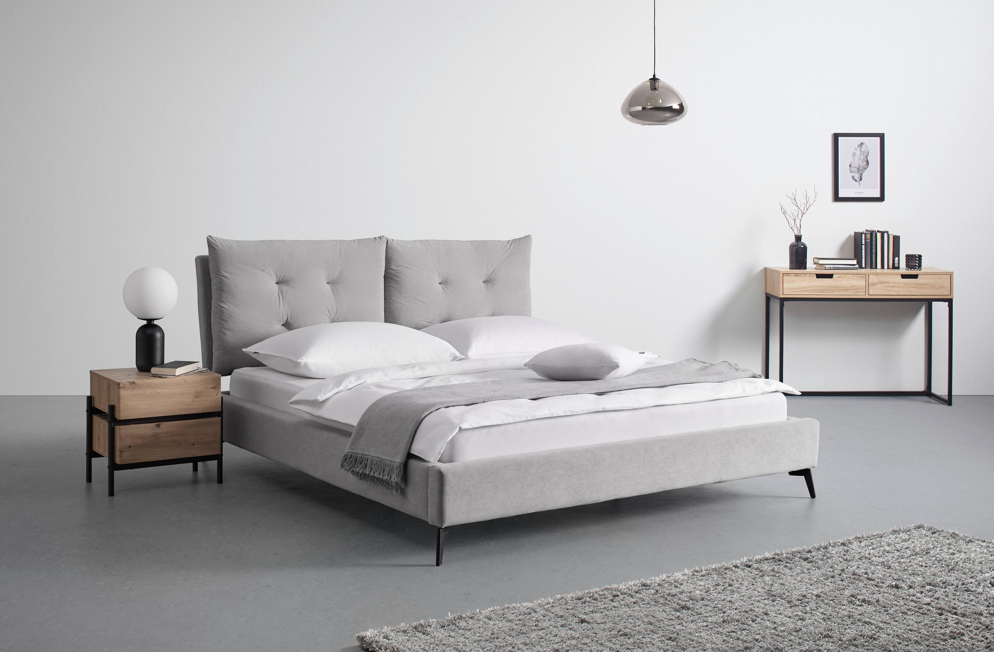 ložnice v moderním designu s dřevěnými doplňky