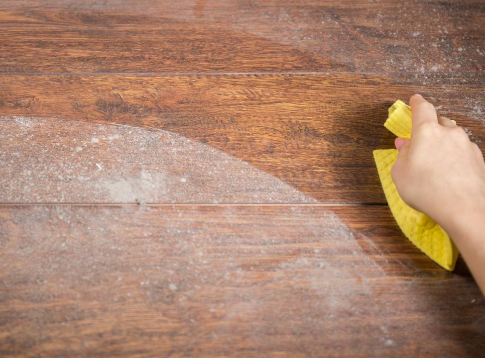Holzoberfläche wird mit Tuch gereinigt