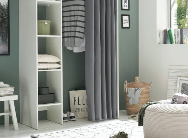 Regal und Textilien in gedeckten Farben
