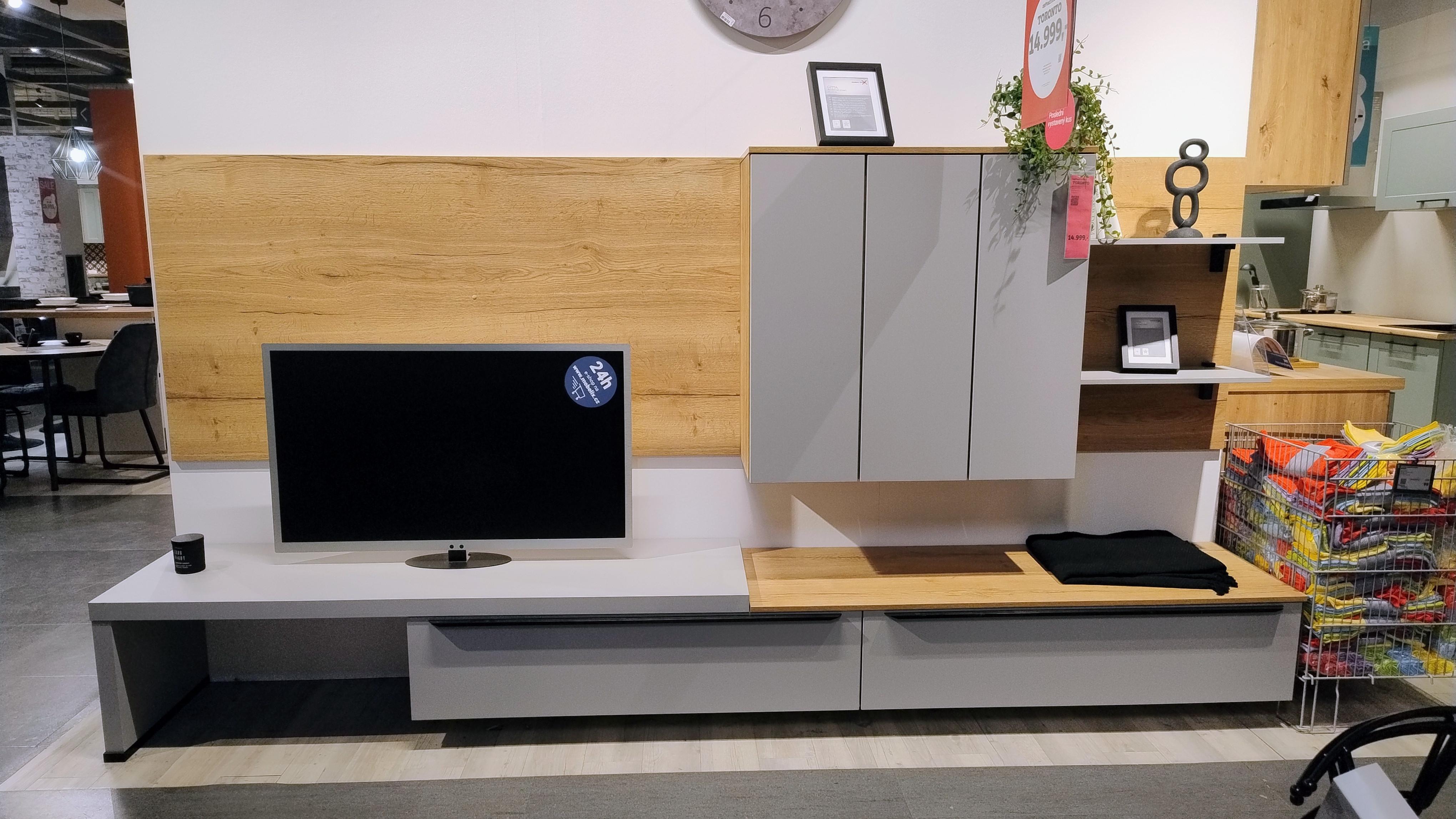 OBÝVACÍ STĚNA TORONTO